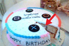 人気配信者PewDiePieがSCEA特製「プレステ誕生日ケーキ」ゲット、中にはお宝アイテムも！ 画像