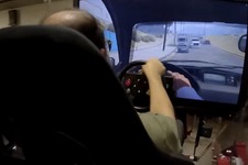 運転以外はどうするの？『GTA V』を大型ドライビングシミュレーターでプレイ 画像