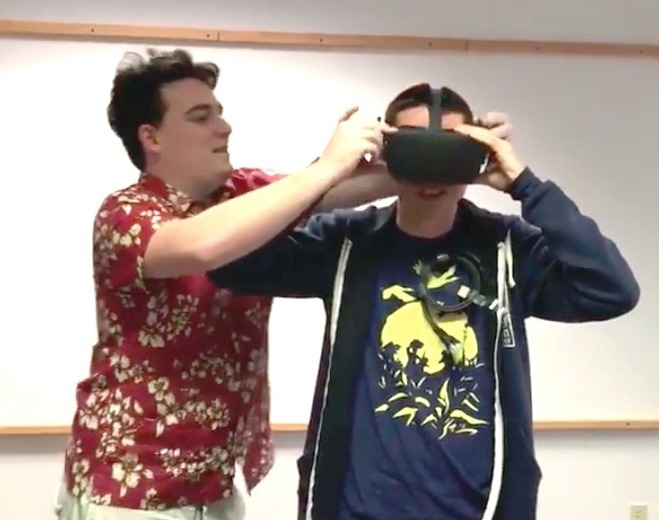 製品版「Oculus Rift」世界最初の予約者にラッキー代表が手渡し