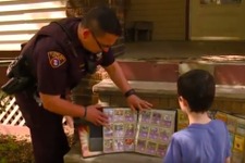 海外の少年が『ポケモン』カード窃盗被害…落ち込む少年へ警官が激レア「ミュウ」贈る 画像