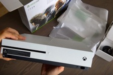 Xbox One S本体の開封映像到着―4K出力はアップデートで対応？ 画像