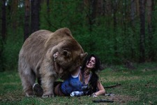 本物の熊とツーショット！『トゥームレイダー』ララ・クロフトの本気過ぎるコスプレ 画像
