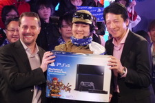 PS4の日本購入者第1号はネコミさん ― SCE社長が本体を手渡し 画像