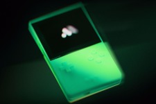 暗闇で光る！蓄光ボディの携帯ゲーム互換機9月に数量限定販売 画像