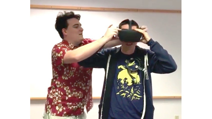 製品版「Oculus Rift」世界最初の予約者にラッキー代表が手渡し