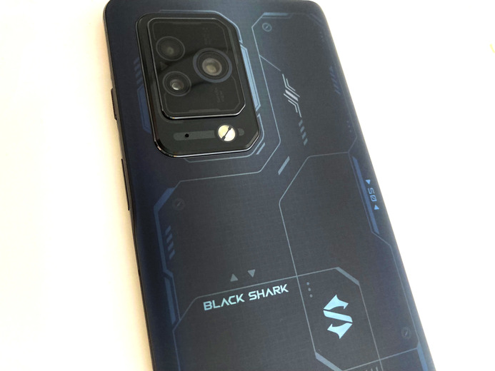 【ゲーミングスマホ試用レポ】『荒野行動』『原神』も長時間遊べる！ 液冷システム搭載の「Black Shark 5 Pro」