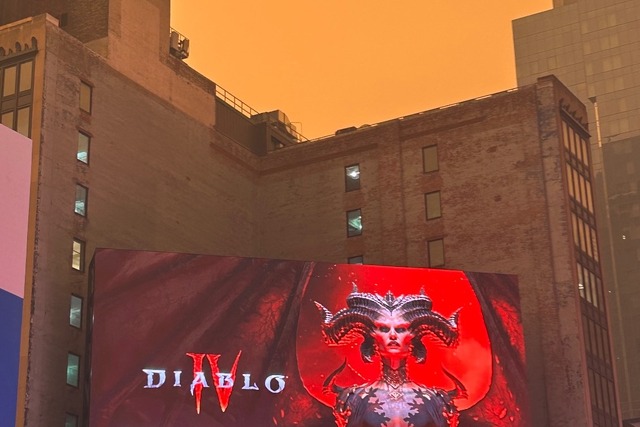 まるで地獄？カナダの山火事で赤く染まったNYの空に『ディアブロ IV』広告が映える―COO曰く「山火事とは提携していない」 画像