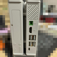 X68000 Zの背後の緑の端子はUART端子というシリアルポート。（提供：えくしび氏）
